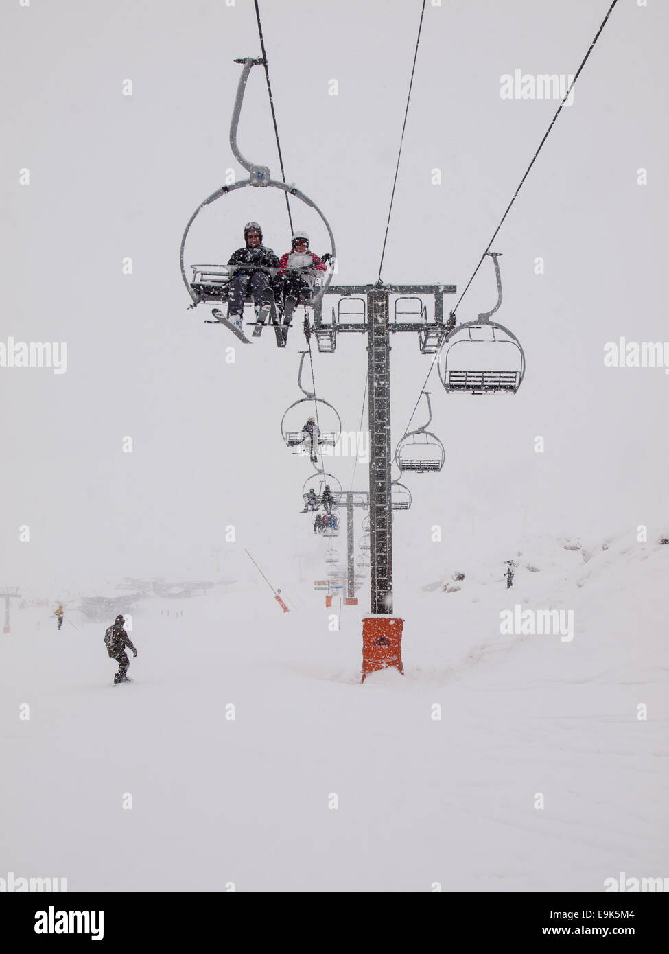 Télésiège et pistes dans les Alpes françaises avec de lourdes chutes de neige Banque D'Images