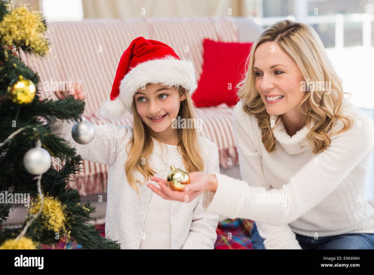 Mère et fille de fête decorating Christmas Tree Banque D'Images