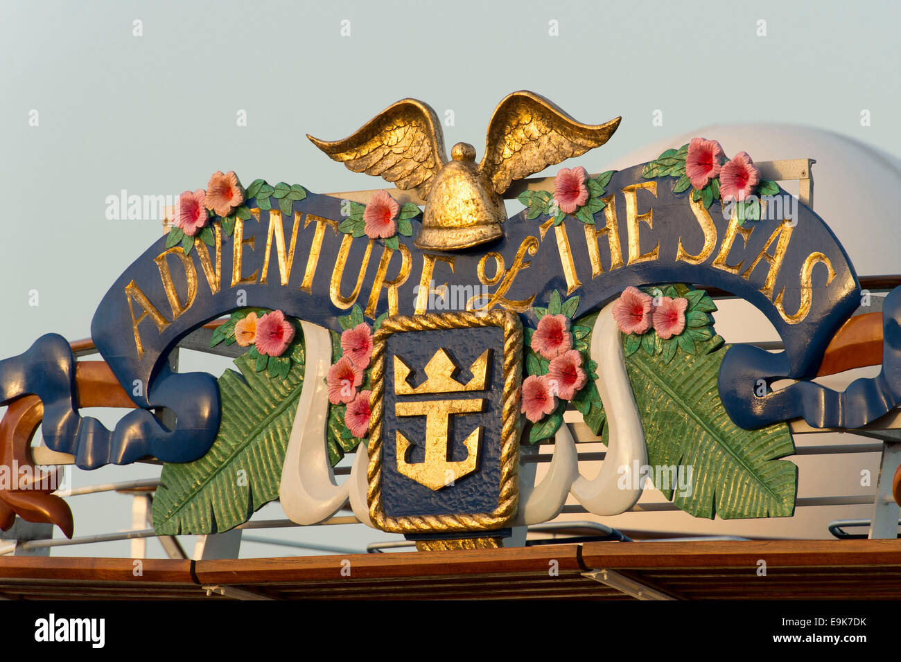 Royal Caribbean's aventurier de la mer bateau inscrivez-logo. Banque D'Images