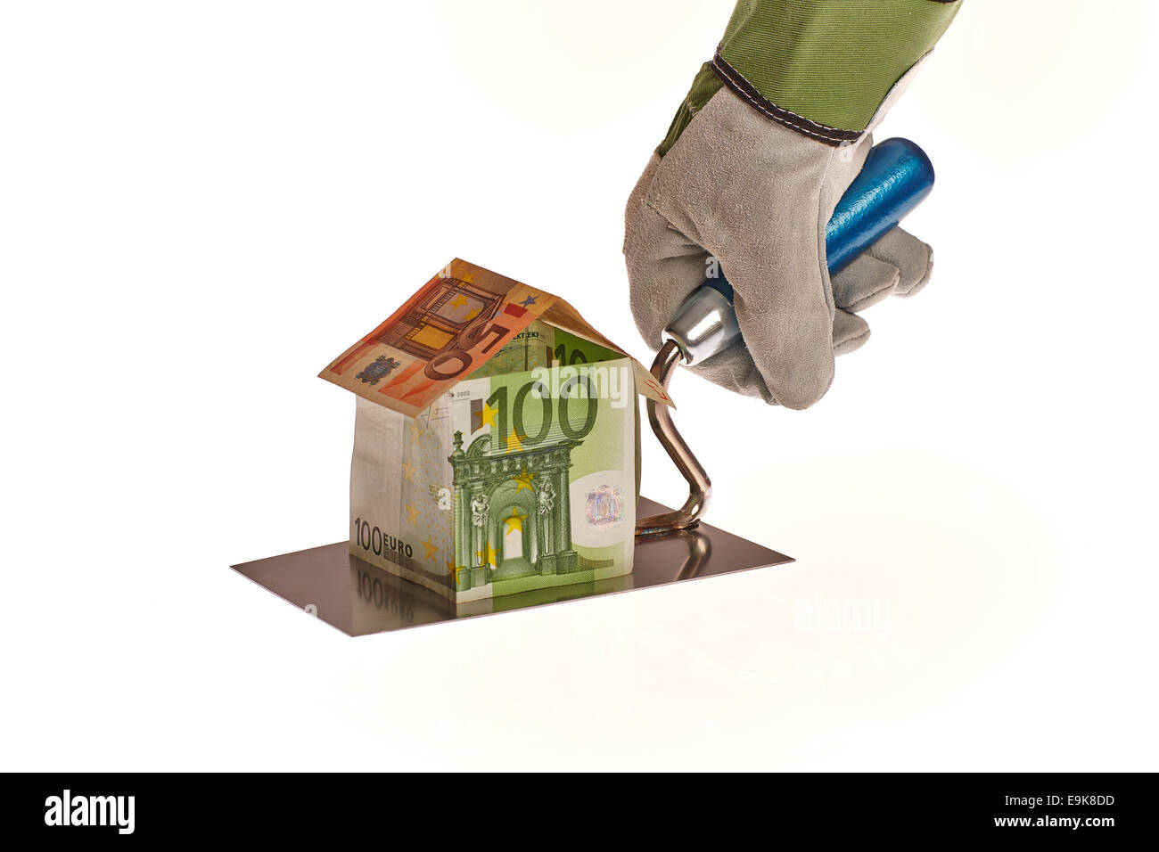 Hausbau Euro aus Geld auf einer Maurer Kelle Banque D'Images