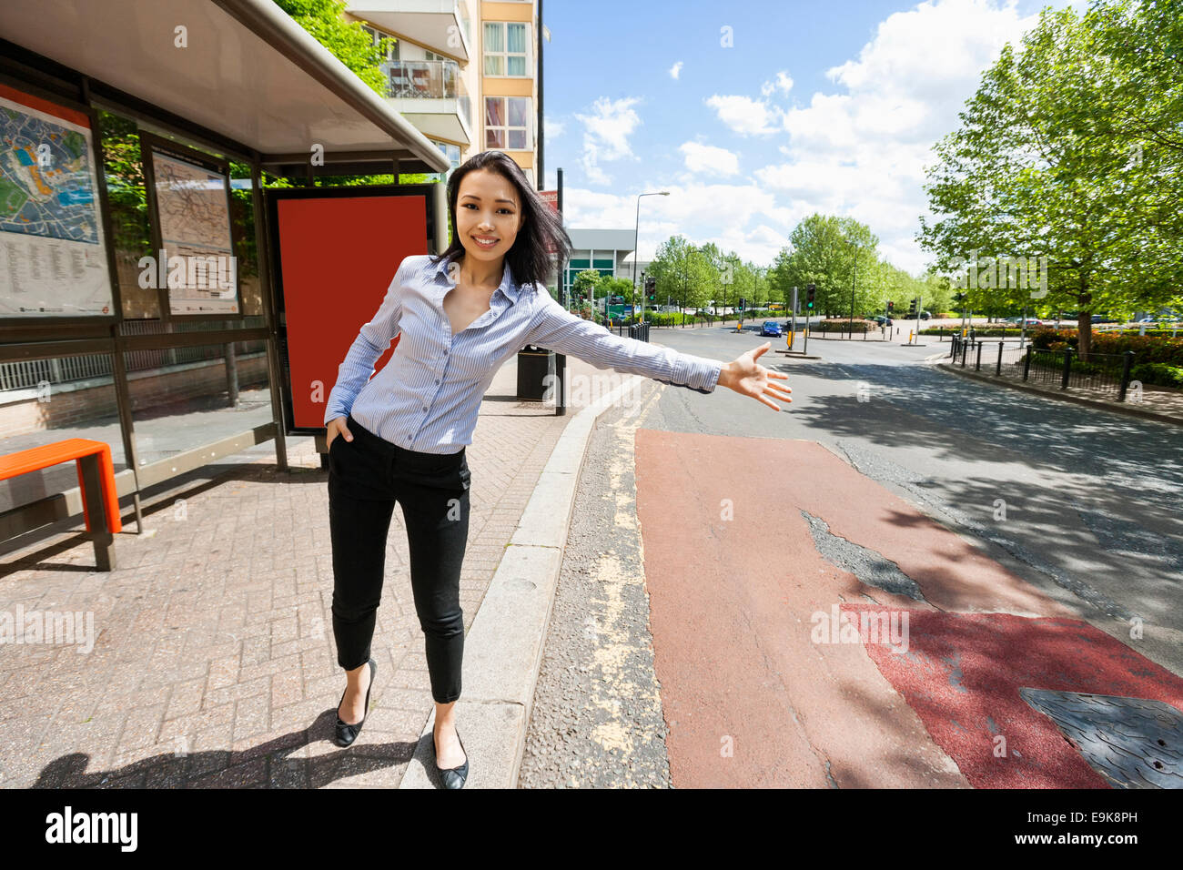 Belle pleine longueur businesswoman hailing taxi on street Banque D'Images