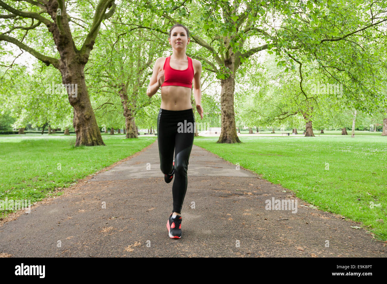 Toute la longueur de fit young woman jogging in park Banque D'Images