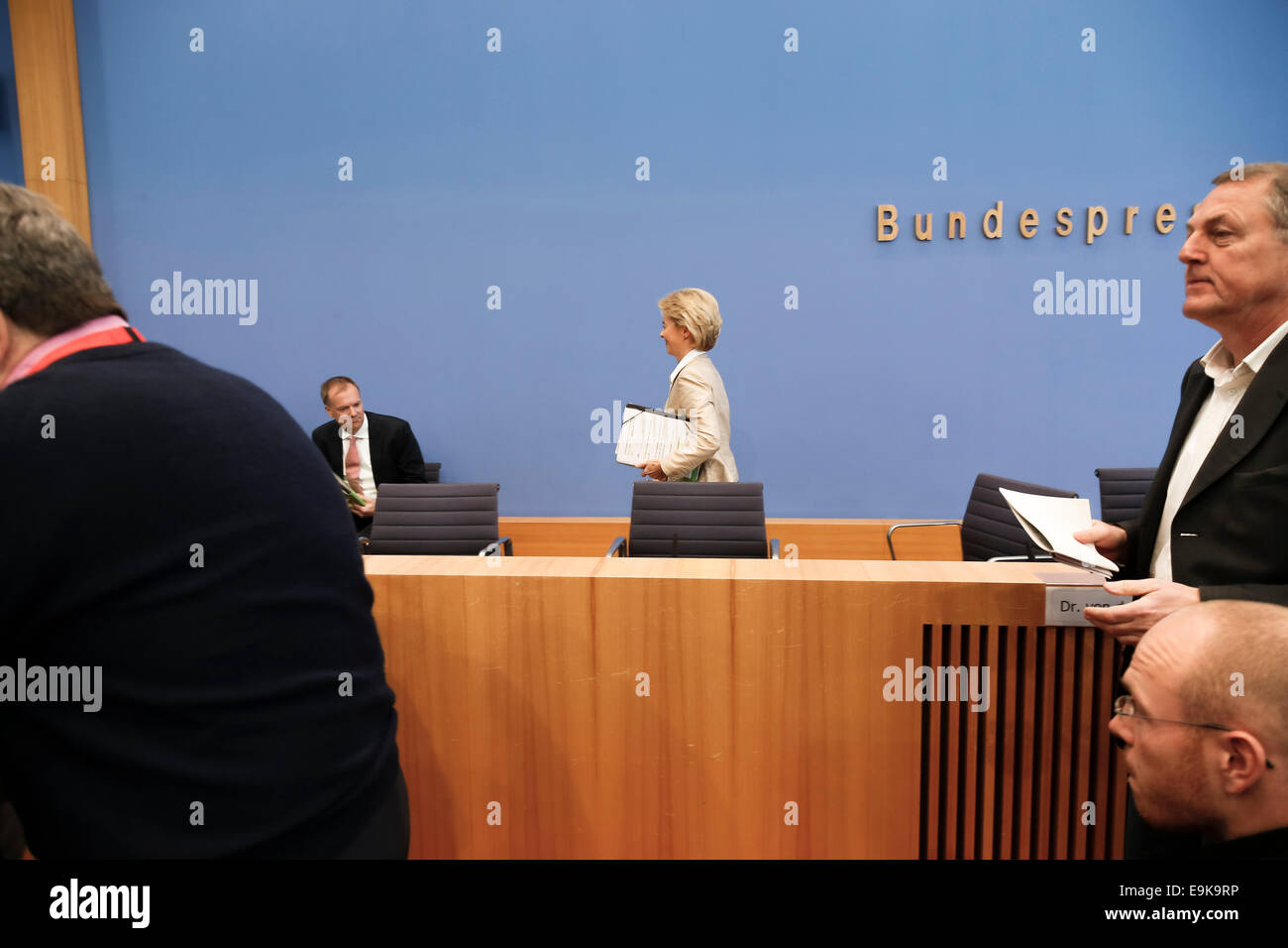 Berlin, Allemagne. 29 Oct, 2014. Début d'alarme incendie un peu de minutes de la conférence de presse avec le Ministre allemand de la défense, Ursula von der Leyen. Après quelques minutes de la conférence de presse a eu lieu à nouveau. À la maison de la conférence de presse du 29 octobre 2014, à Berlin, Allemagne. / Photo : Ursula von der Leyen (CDU), le ministre allemand de la Défense. Credit : Reynaldo Chaib Paganelli/Alamy Live News Banque D'Images