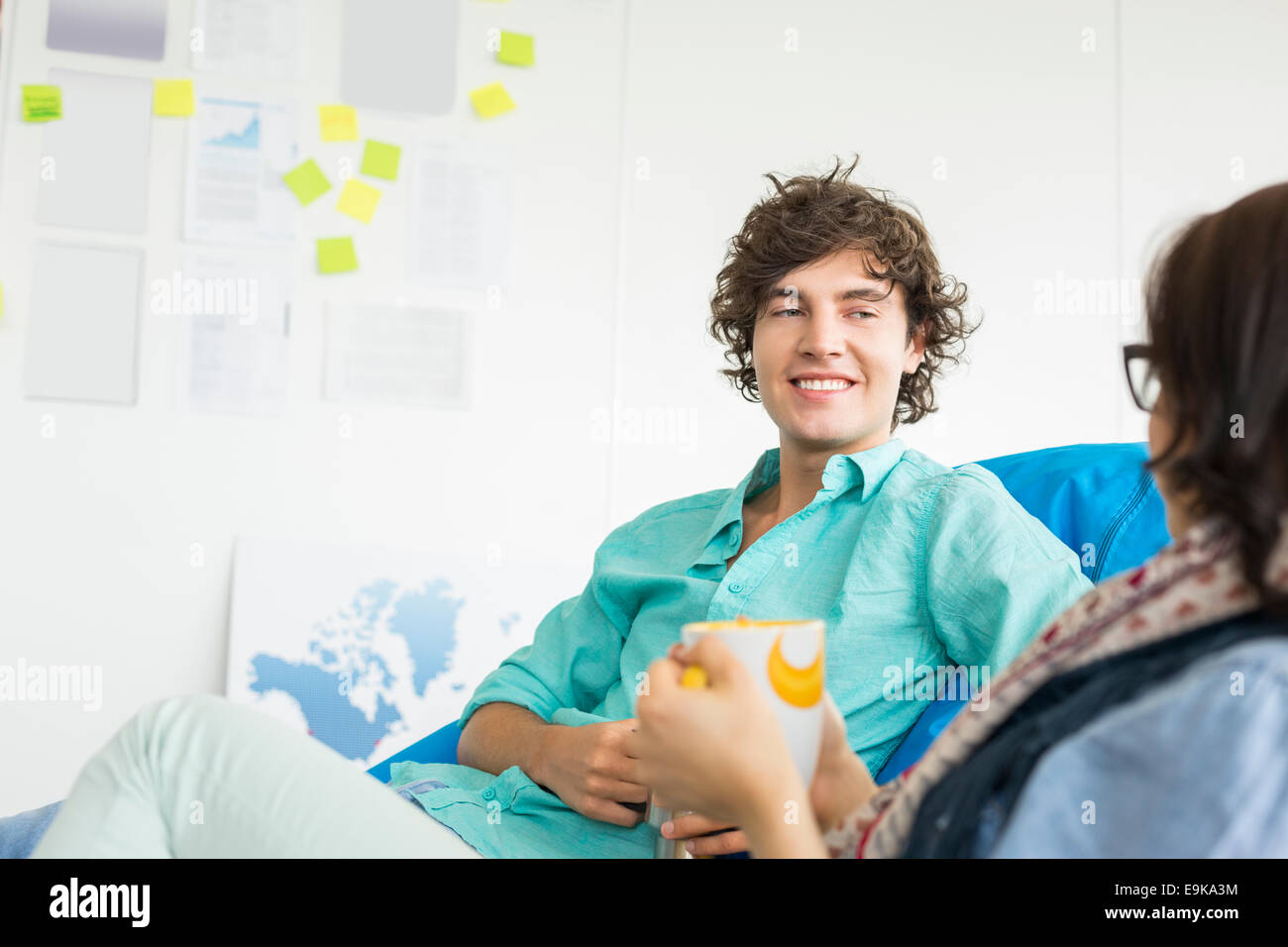 Le café d'affaires tout en vous relaxant sur les chaises de pouf dans creative office Banque D'Images Le café d'affaires tout en vous relaxant sur les chaises de pouf dans creative office Banque D'Images