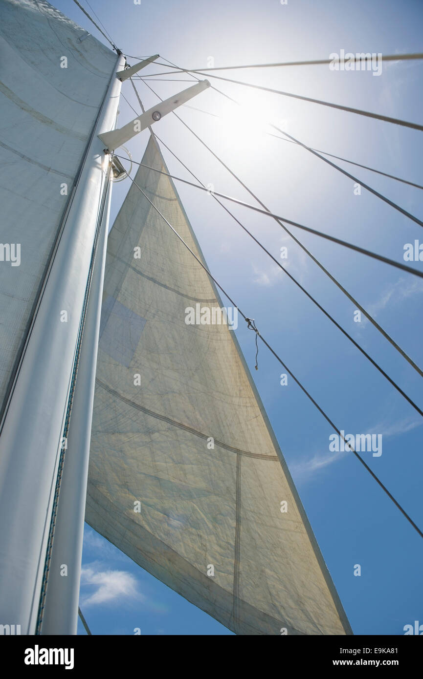 Low angle view of yacht sails mât et contre le ciel Banque D'Images