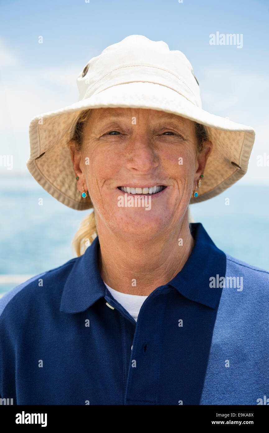 Portrait of smiling woman wearing hat on yacht Banque D'Images