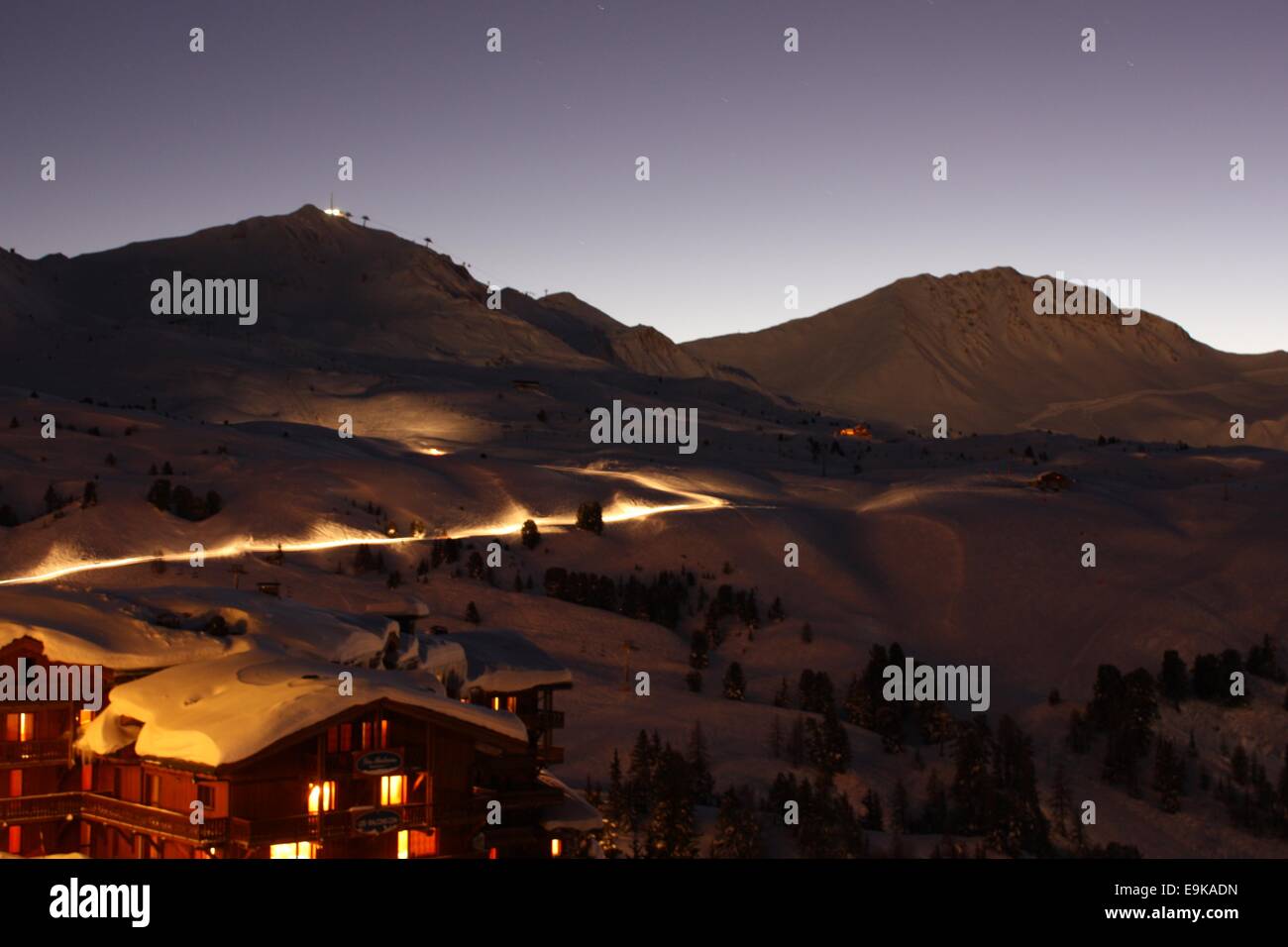 La Plagne village alpin de nuit Banque D'Images