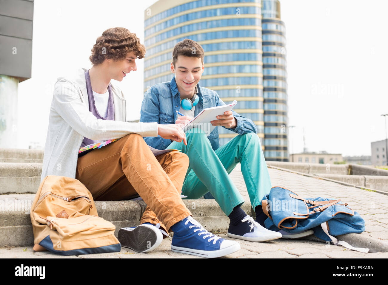 Toute la longueur du jeune homme college les étudiants qui participent à des mesures contre la construction Banque D'Images