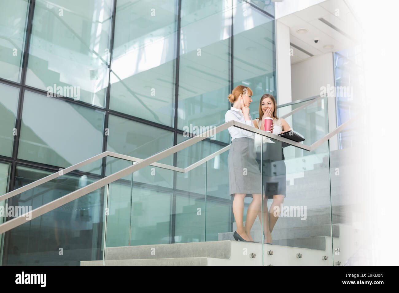 La conversation d'affaires tandis que le café sur les mesures in office Banque D'Images La conversation d'affaires tandis que le café sur les mesures in office Banque D'Images