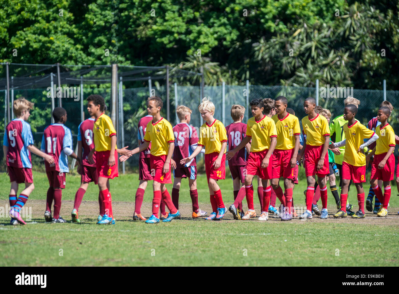 Les jeunes joueurs de football (U13) saluent après le match , Le Cap, Afrique du Sud Banque D'Images