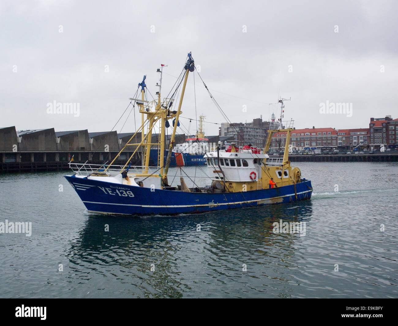 Petit bateau de pêche chalutier poisson plat YE-139 quittant le port de Scheveningen, Pays-Bas Banque D'Images