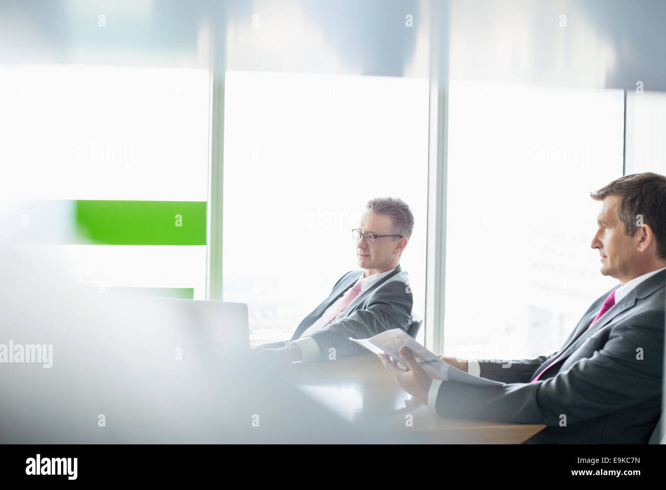 Hommes d'working in office Banque D'Images