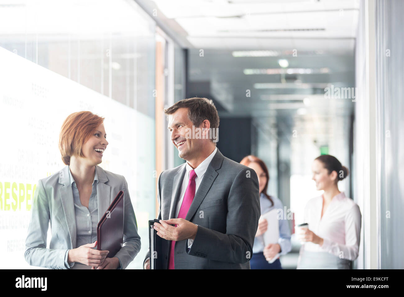 Business people walking in corridor Banque D'Images