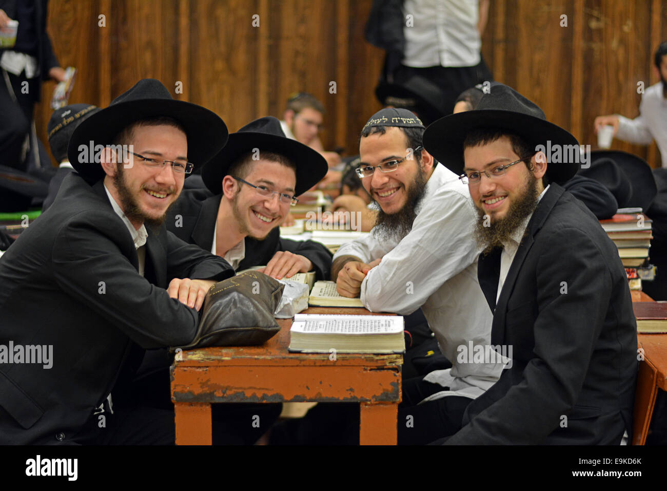 Un portrait de groupe de 4 étudiants israéliens juifs dans une synagogue de Crown Heights à Brooklyn, New York. Banque D'Images