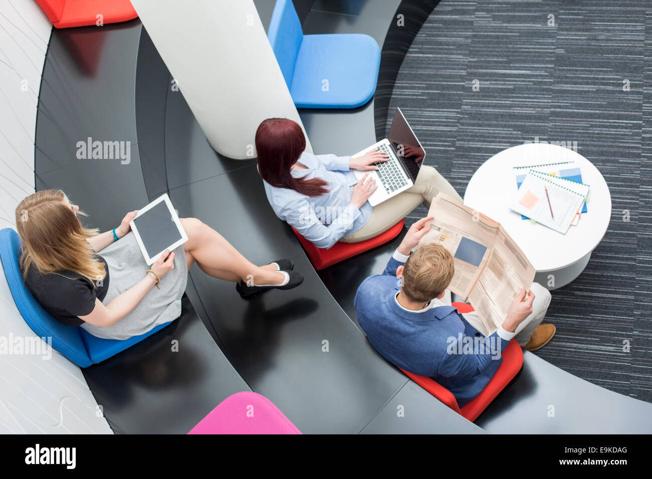 High angle view of business people sitting in office lobby Banque D'Images