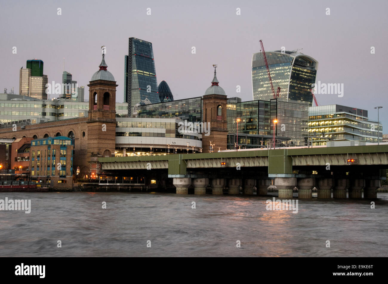 Cannon Street station et la Tamise et la city de Londres Banque D'Images