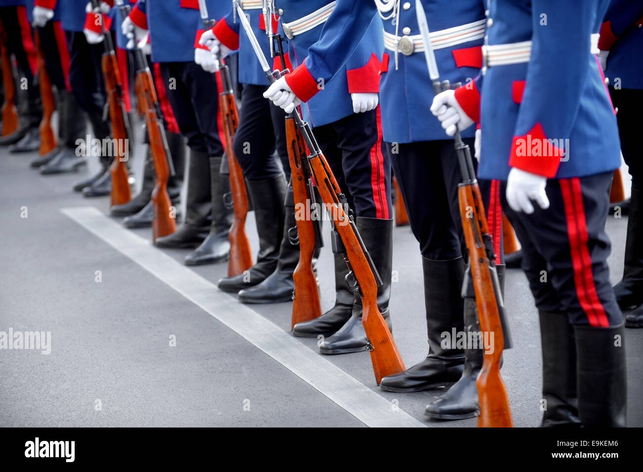 Détail de la main d'un soldat sur un fusil à baïonnette au repos pendant un défilé militaire Banque D'Images