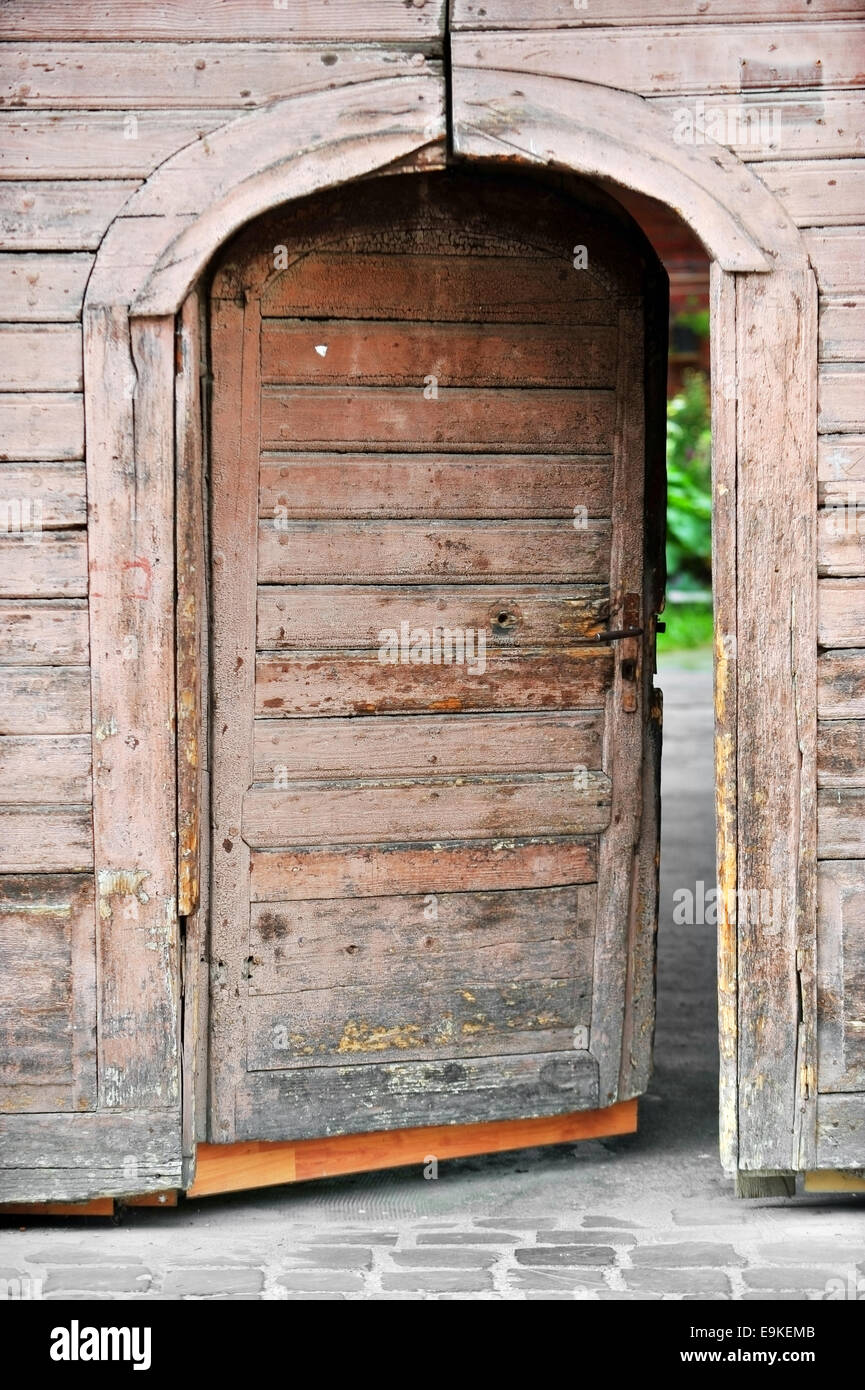 Détail de l'architecture avec une très vieille maison de bois porte avant Banque D'Images