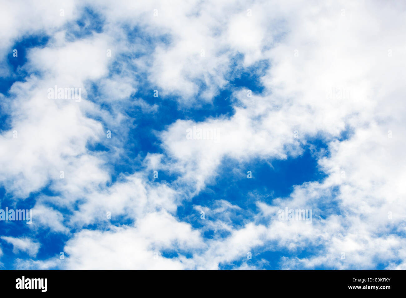 Beau ciel bleu avec des nuages blancs à l'automne Banque D'Images