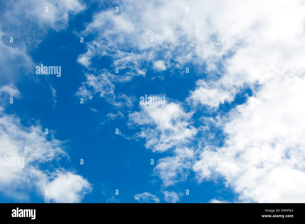 Beau ciel bleu avec des nuages blancs à l'automne Banque D'Images