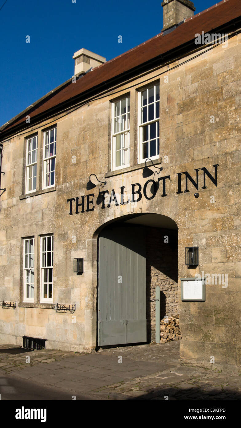 Mells un village dans la campagne du Somerset England UK l'primé Talbot Inn Pub avec chambres. Banque D'Images