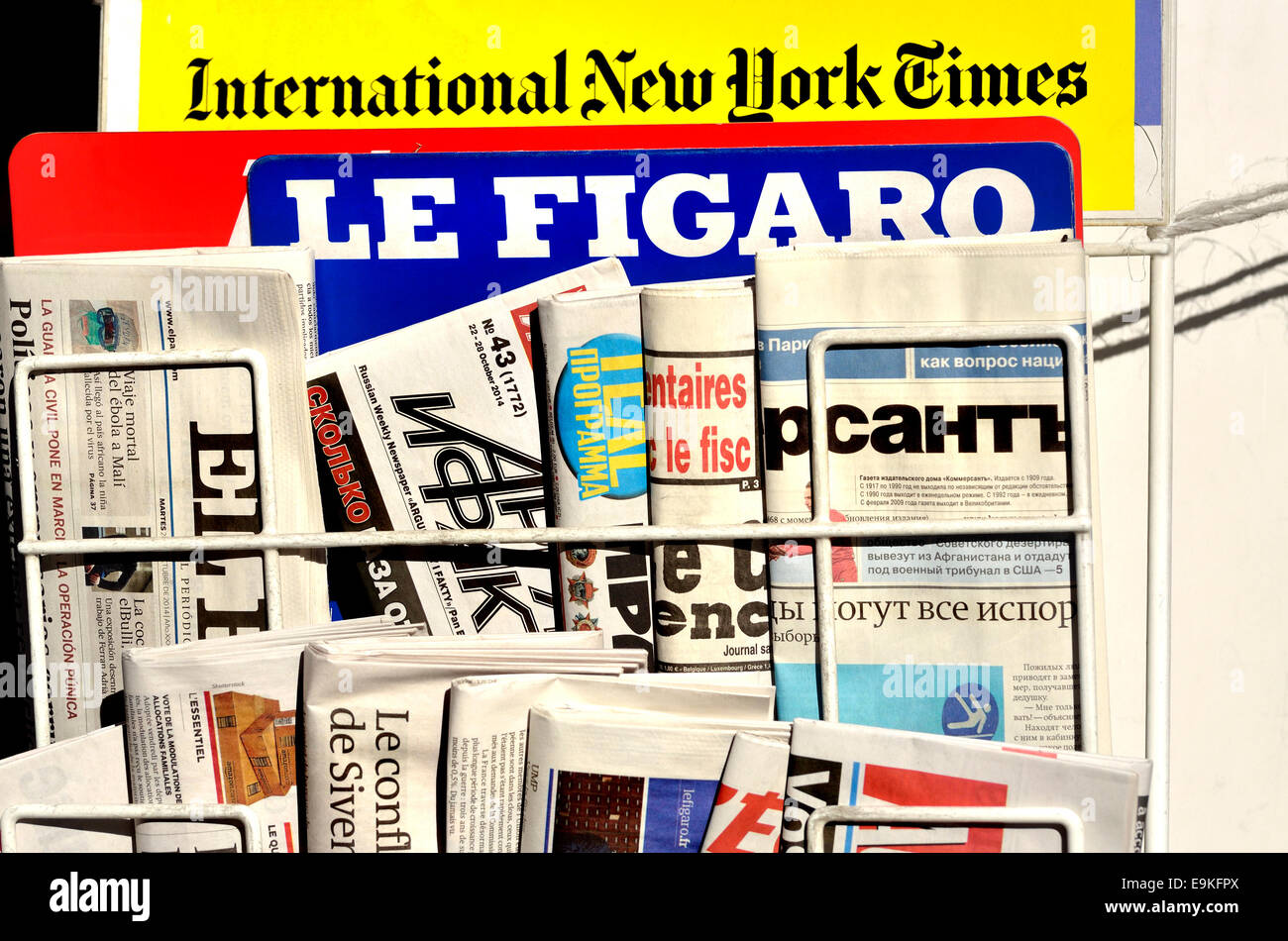 Londres, Angleterre, Royaume-Uni. Journaux internationaux sur un rack à l'extérieur d'une maison de la presse Banque D'Images