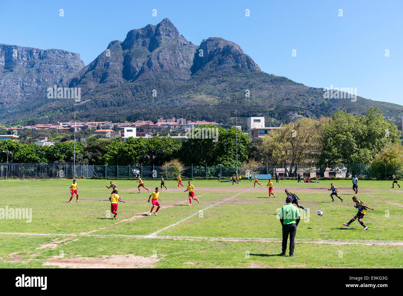 Les équipes de football des jeunes jouer un match, l'entraîneur de regarder, Cape Town, Afrique du Sud Banque D'Images