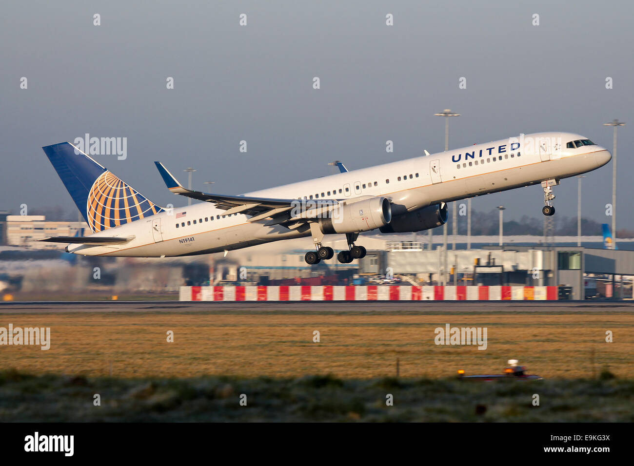 United Airlines Boeing 757-200 monte à l'écart de la piste 05L à l'aéroport de Manchester. Banque D'Images