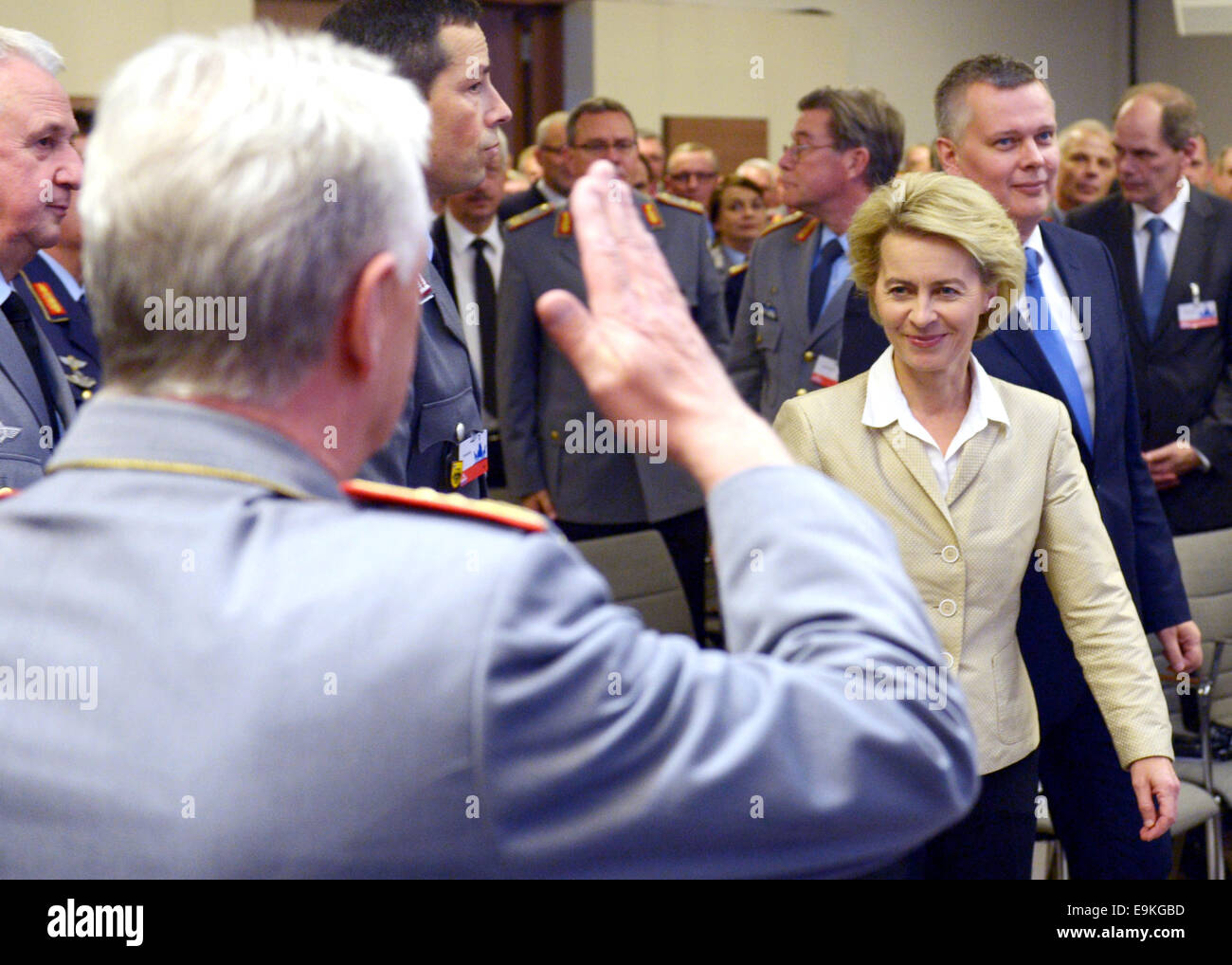 Berlin, Allemagne. 29 Oct, 2014. Inspecteur général de l'armée allemand Volker Wieker (retour à l'appareil photo) prend une photo du ministre allemand de la défense, Ursula von der Leyen et le ministre polonais de la Défense, Tomasz Siemoniak (R) ouvrir une conférence de l'armée à Berlin, Allemagne, 29 octobre 2014. Photo : RAINER JENSEN/dpa/Alamy Live News Banque D'Images