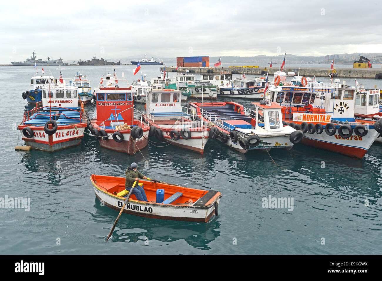 Les petits bateaux dans port de Valparaiso au Chili Banque D'Images