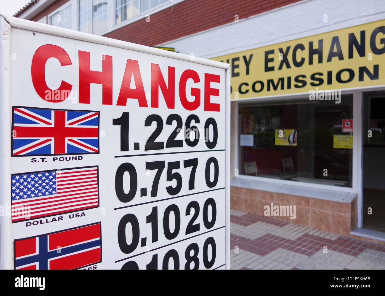 Signer avec des taux de change en face d'un bureau de change, Malaga, Espagne. Banque D'Images