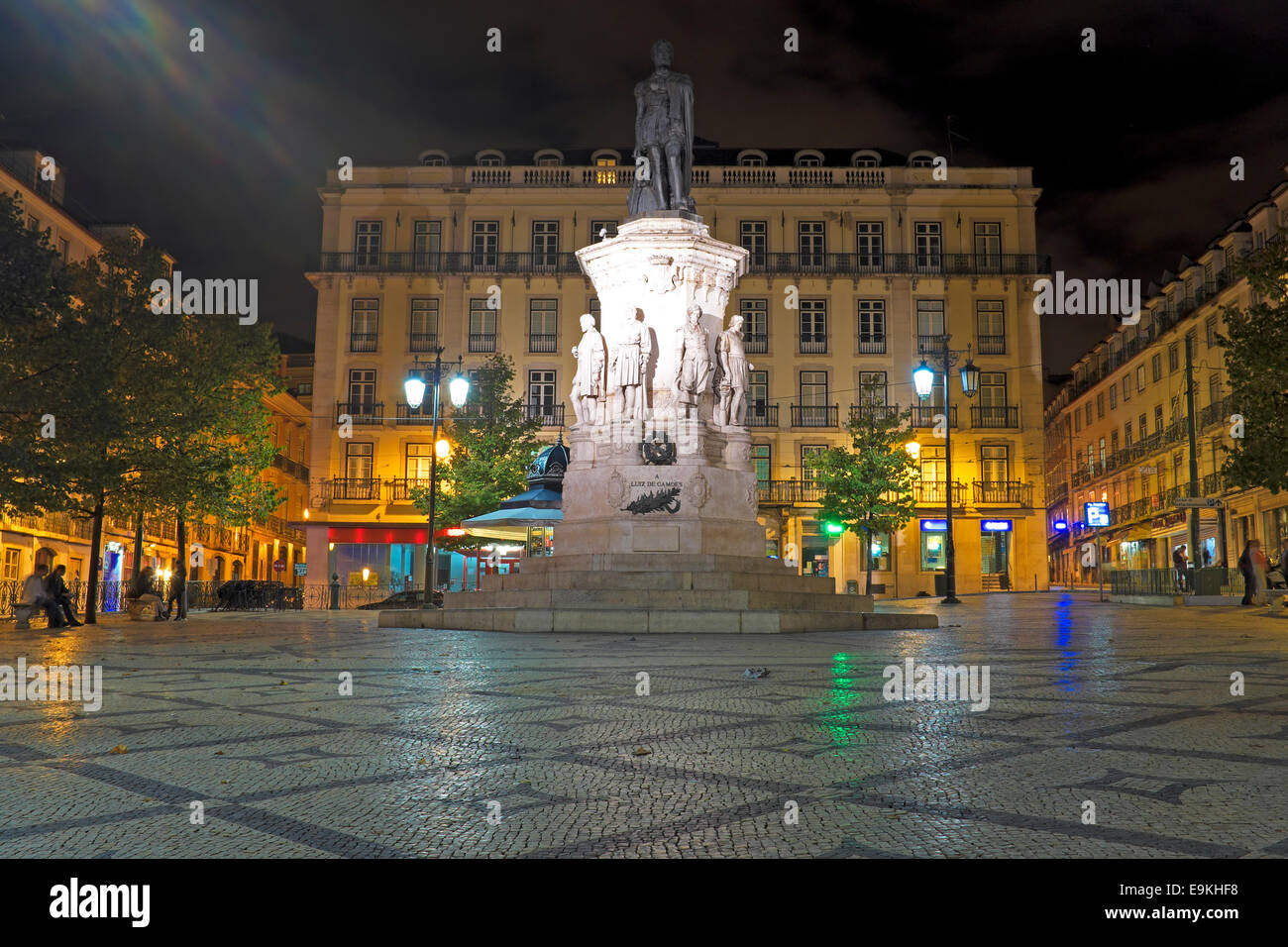 Nuit éclairé statue fontaine à Lisbonne, Portugal Banque D'Images