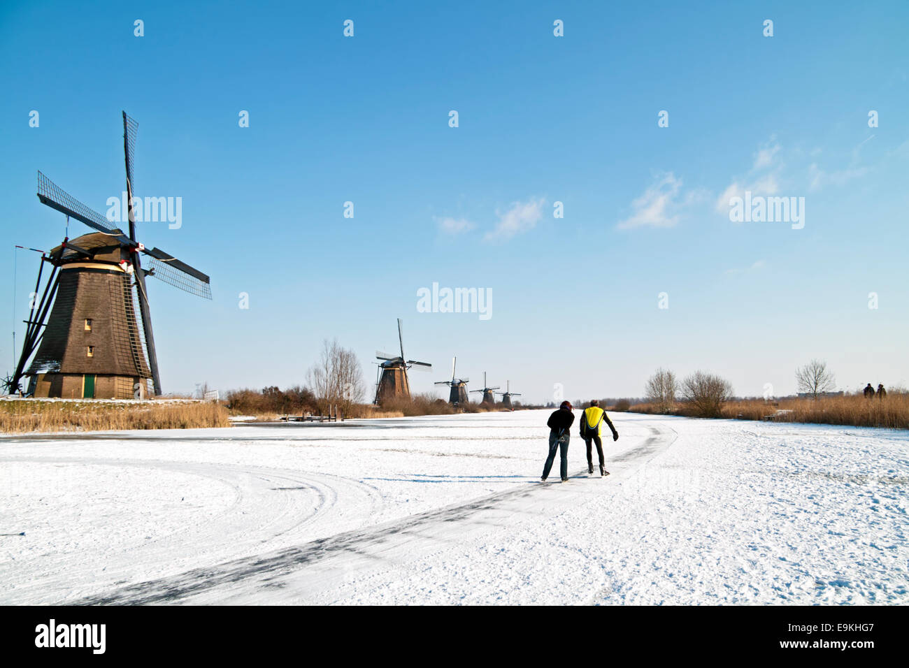 Patin à glace à Kinderdijk en hiver aux Pays-Bas Banque D'Images