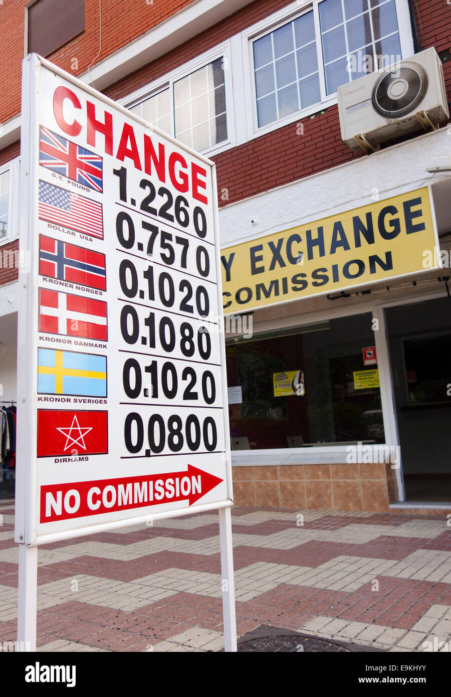 Signer avec des taux de change en face d'un bureau de change, Malaga, Espagne. Banque D'Images