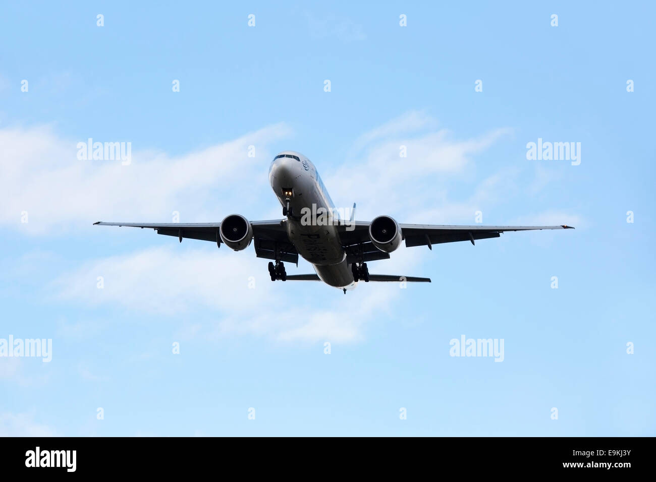 Boeing 777-340(ER) AP-BID International Airlines pakistanais en approche pour atterrir à l'aéroport de Manchester Banque D'Images