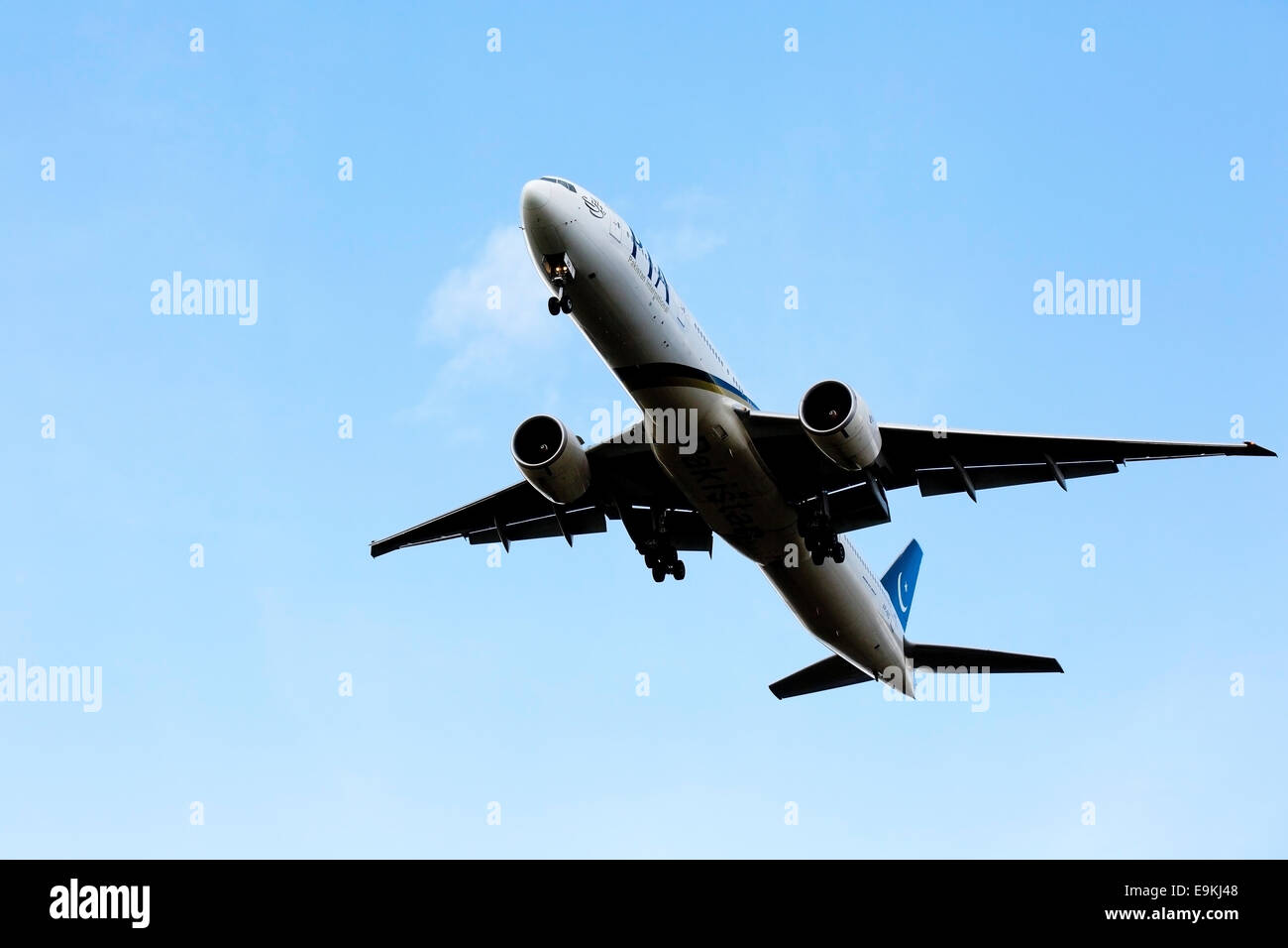 Boeing 777-340(ER) AP-BID International Airlines pakistanais en approche pour atterrir à l'aéroport de Manchester Banque D'Images
