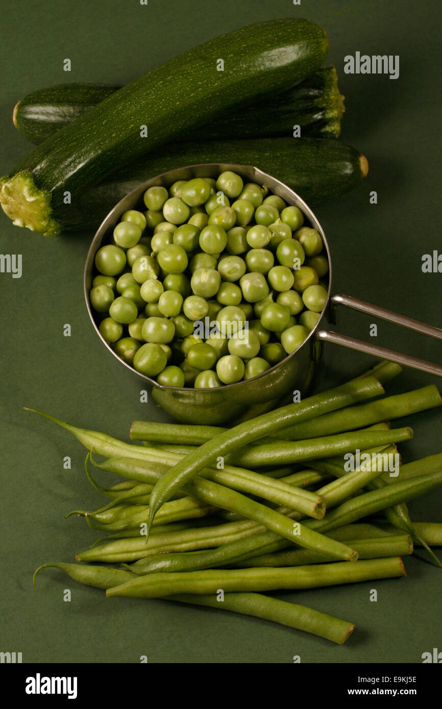 Les légumes verts sur fond vert. Banque D'Images