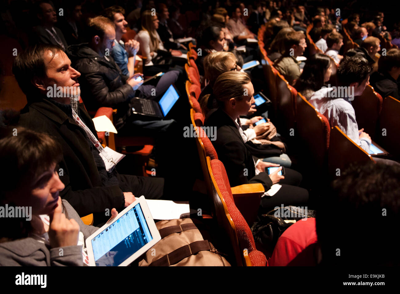 Les personnes travaillant à Brighton SEO conférence dans le dome de Brighton sur leurs appareils. Banque D'Images