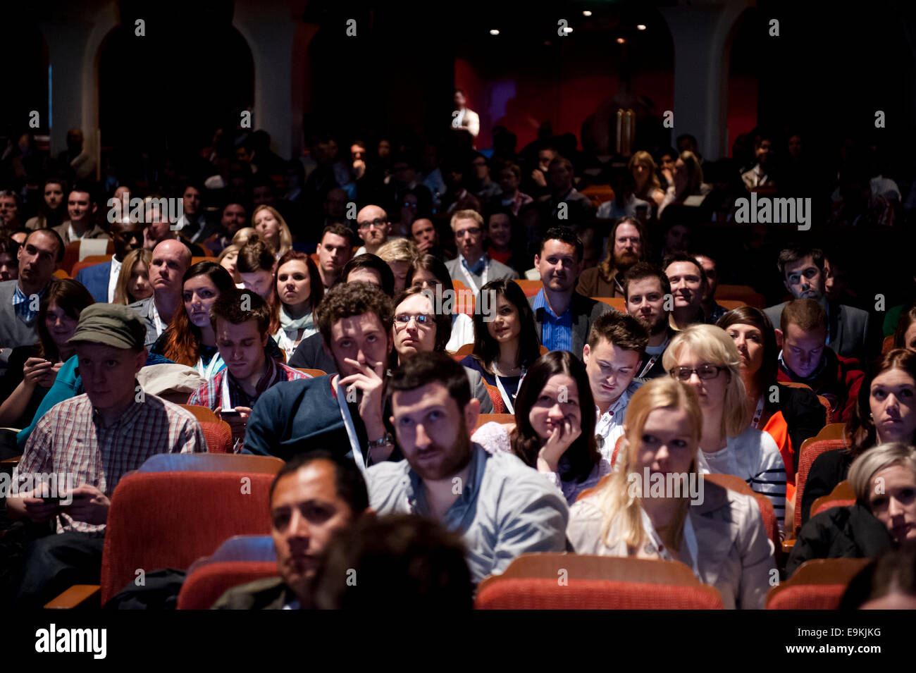 Les personnes travaillant à Brighton SEO conférence dans le dome de Brighton sur leurs appareils. Banque D'Images