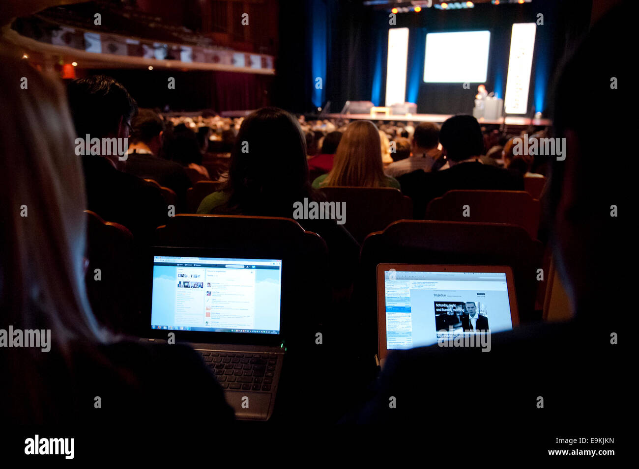 Les personnes travaillant à Brighton SEO conférence dans le dome de Brighton sur leurs appareils. Banque D'Images