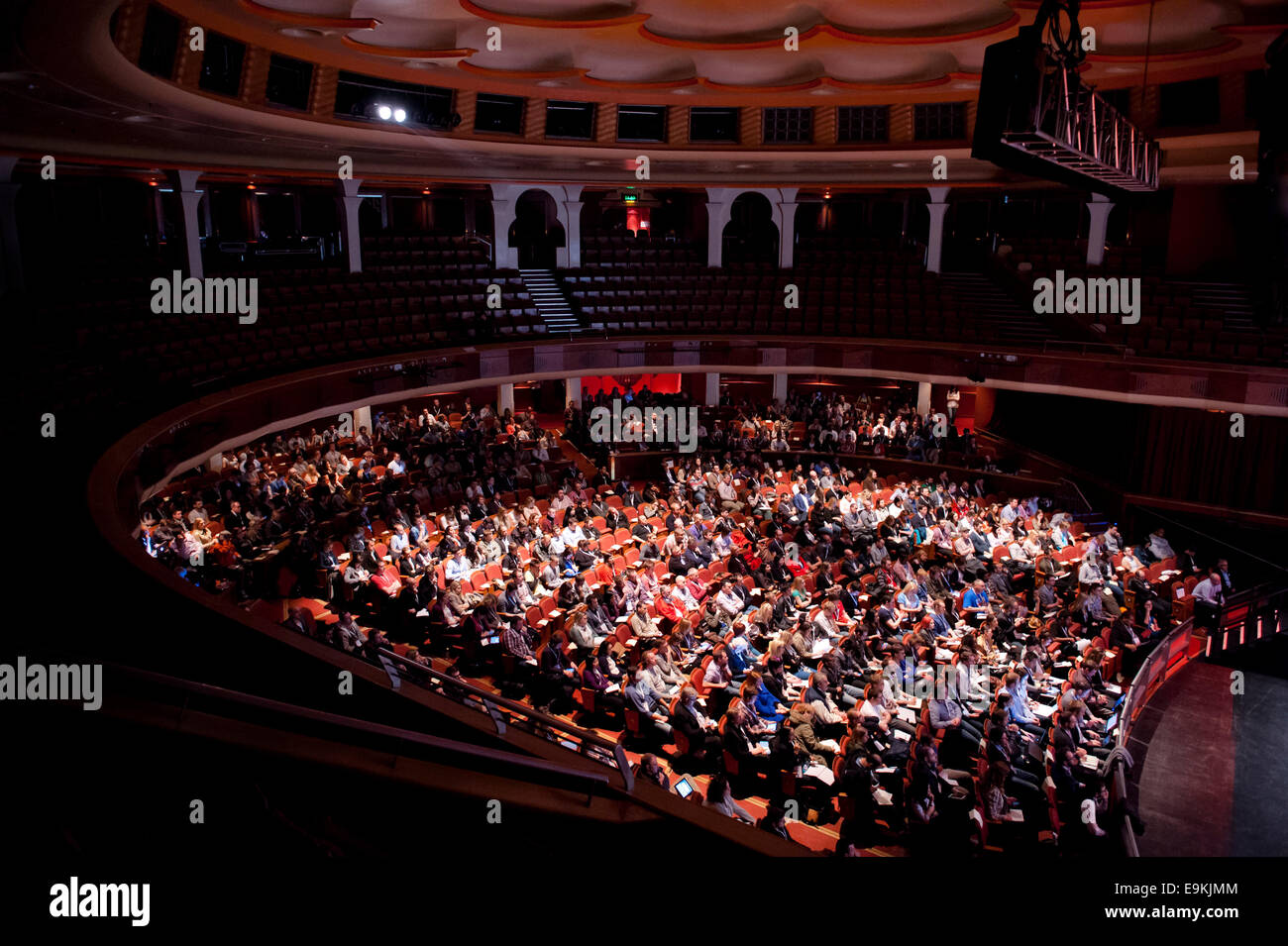 Les personnes travaillant à Brighton SEO conférence dans le dome de Brighton sur leurs appareils. Banque D'Images