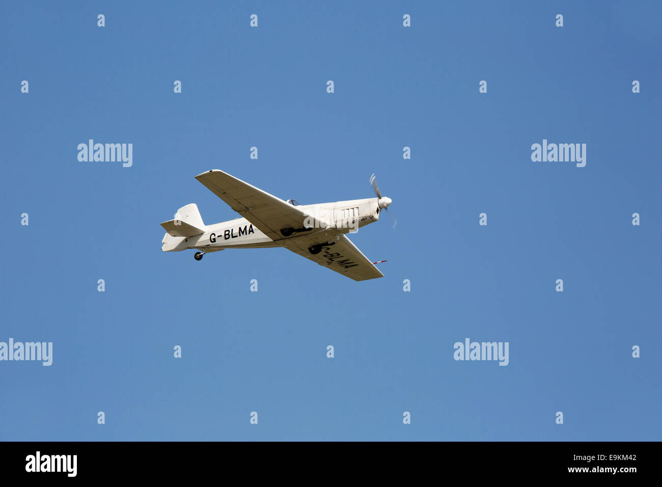 Zlin Z 526 G-BLMA en vol après le décollage de l'aéroport de Lydd Banque D'Images