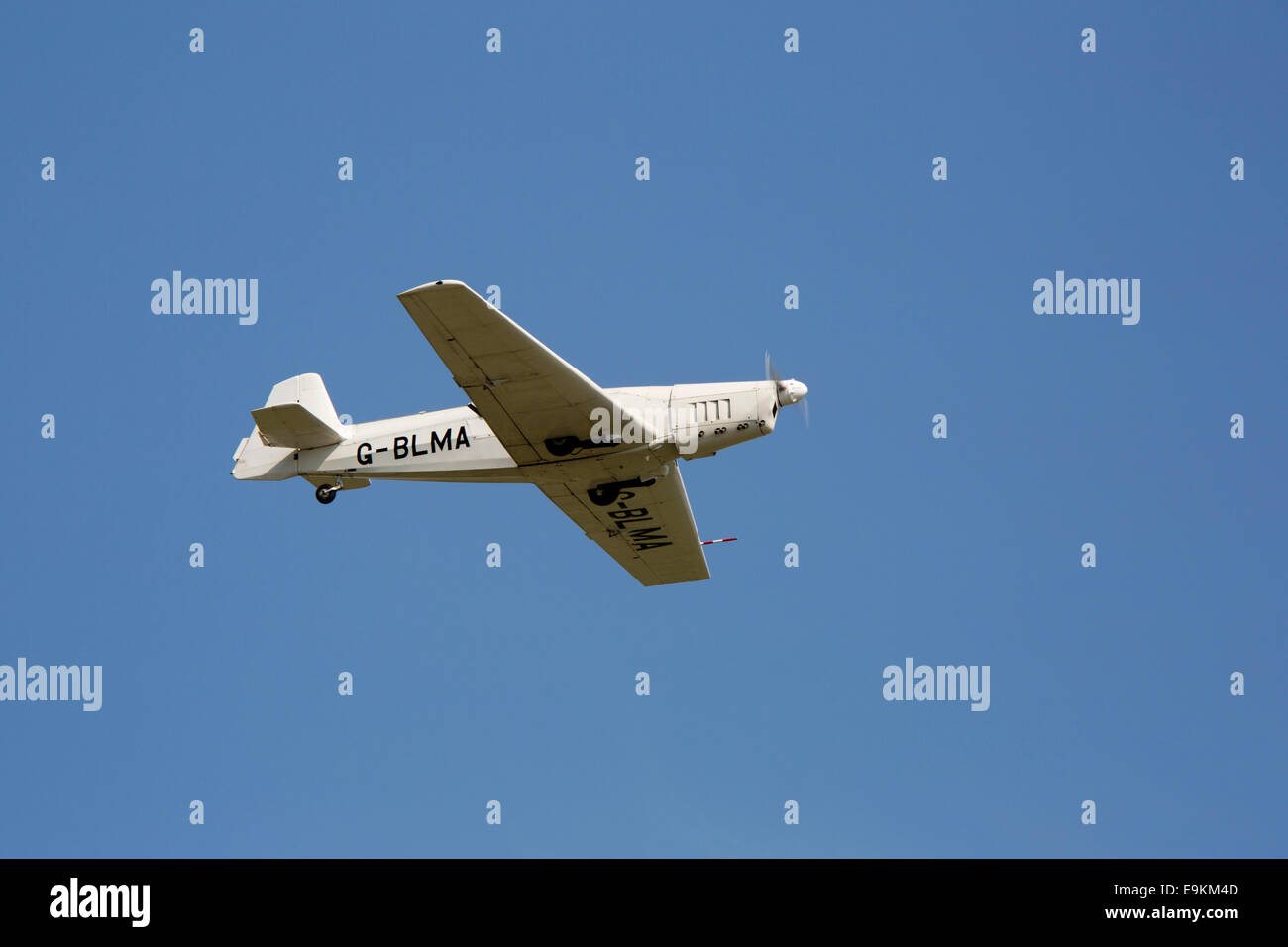 Zlin Z 526Trener Master G-BLMA en vol après le décollage de l'aéroport de Lydd Banque D'Images