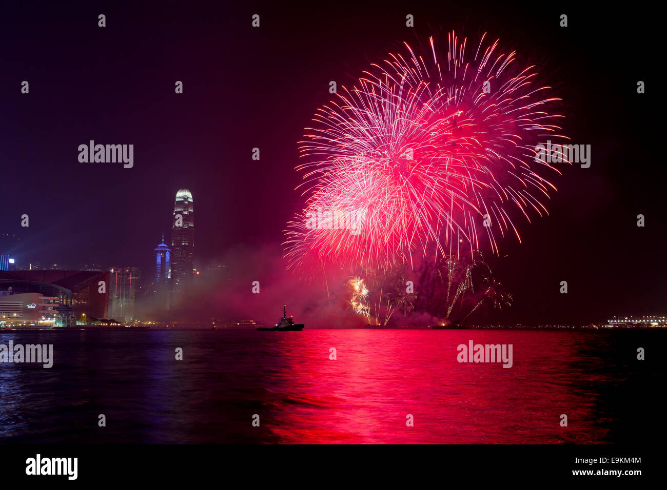 HONG KONG - le 1 février, à Hong Kong d'artifice du Nouvel An chinois au port de Victoria, Hong Kong, le 1 février, 2014. C'est la célébrité Banque D'Images