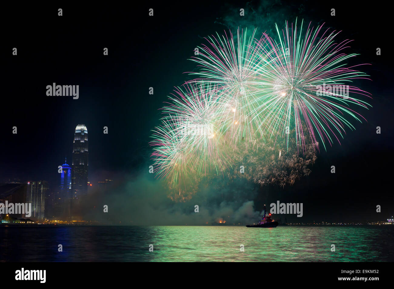 HONG KONG - le 1 février, à Hong Kong d'artifice du Nouvel An chinois au port de Victoria, Hong Kong, le 1 février, 2014. C'est la célébrité Banque D'Images