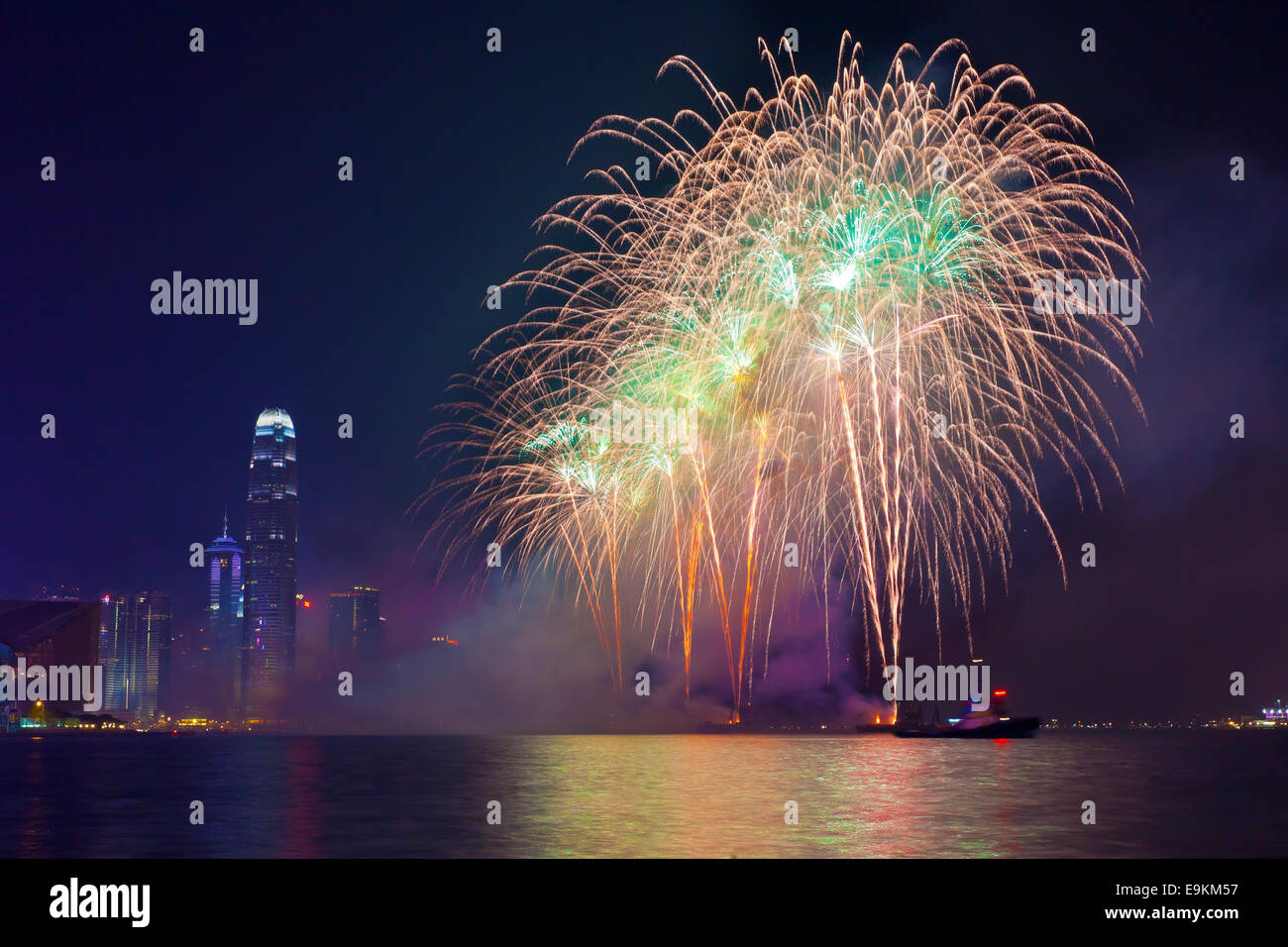HONG KONG - le 1 février, à Hong Kong d'artifice du Nouvel An chinois au port de Victoria, Hong Kong, le 1 février, 2014. C'est la célébrité Banque D'Images