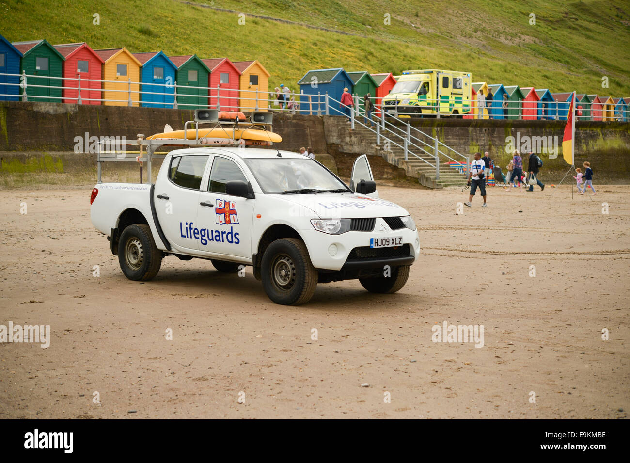 RNLI camionnette patrouille sur la plage de Whitby, N Yorks, UK. Un sauveteur est à la place de conduite. Banque D'Images