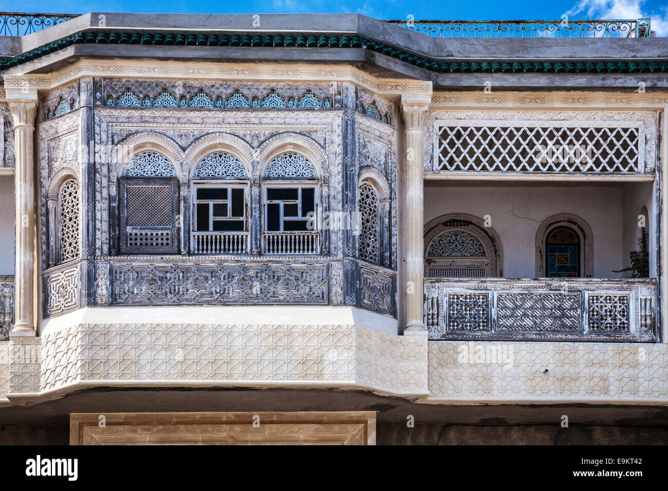 Façades en stuc sculpté orné d'une maison arabe à Tunis, Tunisie. Banque D'Images