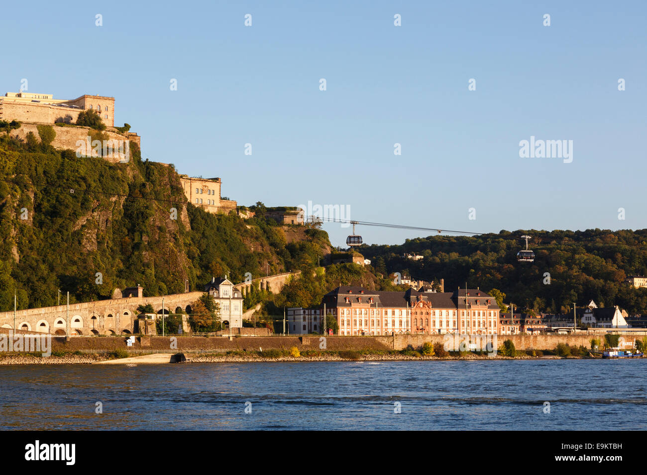 La forteresse Ehrenbreitstein sur colline du Rhin en soir soleil. Coblence, Rhénanie-Palatinat, Allemagne, Europe Banque D'Images