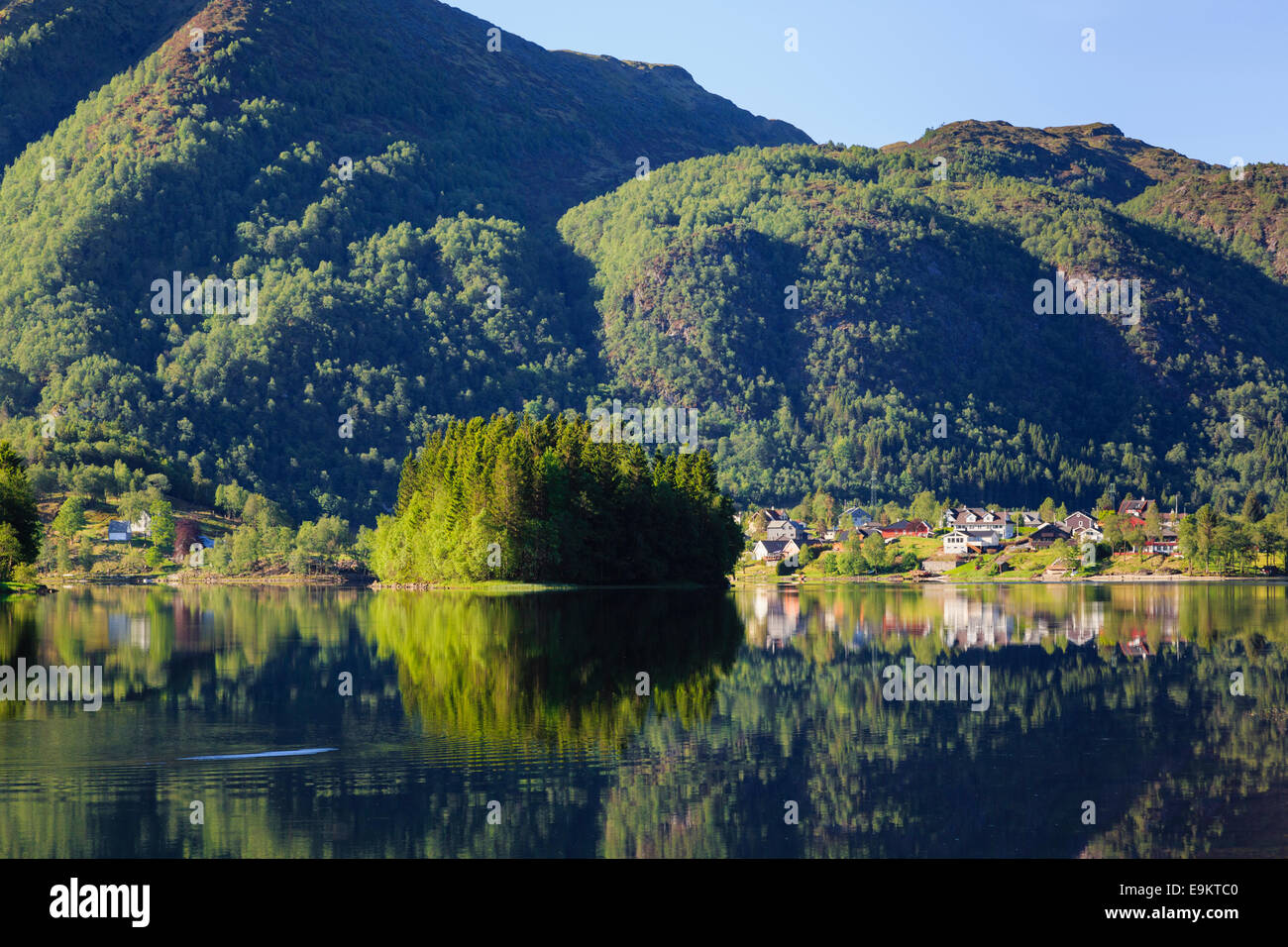 Vue village au bord du lac (Liafjellet Haukelandsvatnet Haukeland) en été près de Bergen, Hordaland, Norvège, Scandinavie Banque D'Images